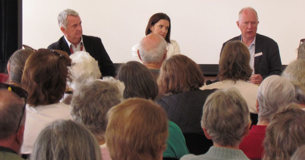 Packed meeting in the Island Public Hall (28/10/24) at which arrangements for the new Skytrans service are presented to the Island community.